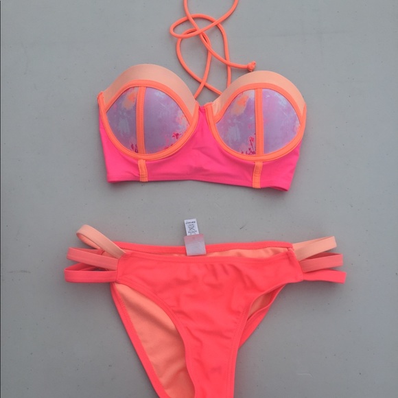 Bikini - Picture 1 of 4